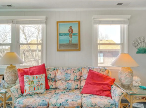 1 Mi to Avalon Pier: Charming Coastal Cottage!