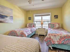 Oak Island Condo - Walk to the Beach!