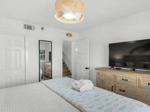 Gulf-front in Destin! Community Pool, Minutes to Beach