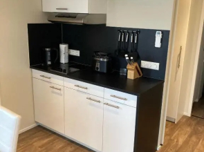 Schwimmende Ferienwohnung, Hausboot Urlaub als Festlieger am Steg