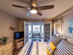 Lazy L at the Lake Chic 3 BDR Condo w/ Boat Slip