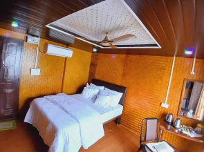 Aquaholic - A Floating Villa