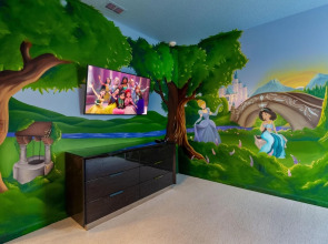 St017v: 10 Bed, Star Wars, Disney Princesses by Villatel