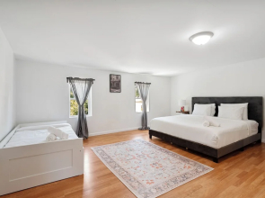 A Cottage in Downtown STL.  Sleeps 10