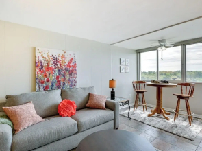 Rorys Roost Hot Springs Condo on Lake Hamilton!