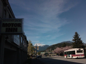 August Jack Motor Inn