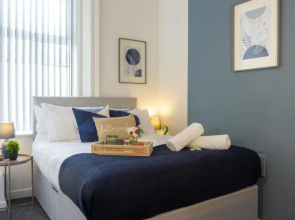 Air Host and Stay - Breckfield house sleeps 14, 7 bedrooms free parking LFC