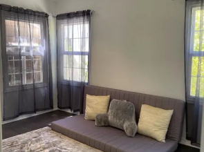 Cheerful 2Bd, 1.5 Ba in Beverly Hills with Jacuzzi