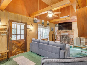 Cozy Crestline Cabin w/ Mountain-view Balcony!