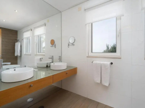 Townhouse Dahlia - The Crest