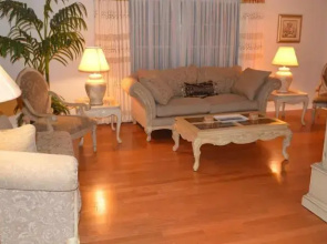 Four-Bedroom House near Universal