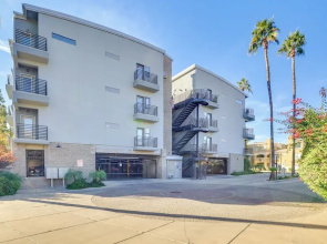 < 1 Mi to Biltmore Fashion Park: Condo w/ Pool!