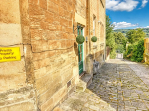 2 Bedroom Apartment in Bath city centre with Garden & Free Parking