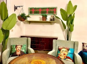 Arty studio flat at city center