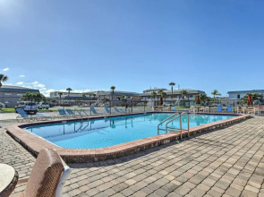 'the Palms' Cocoa Beach Condo: Walk to Beach!