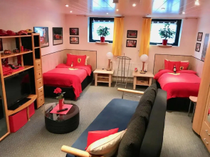 Ingrids Ferienwohnung am Sportpark mit Terrasse und großen Parkplatz für Fahrzeuge bis 7,5 t