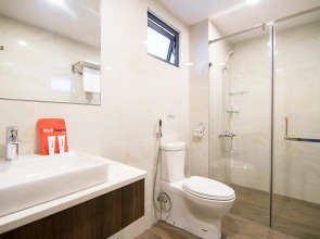 RedDoorz Premium near Hang Xanh