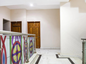 OYO 70584 Laxmi Niwas