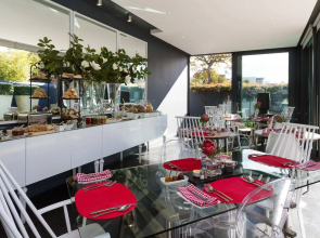 Life and Leisure Luxury Guesthouse