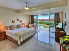 Bella Vista East 3 Luxury Ocean Views Large Flat Grassed Area + Buggy