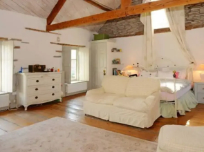 15th Century 6-bed Farmhouse, Sleeps 11, Pets Ok