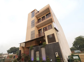 OYO 24879 Royal Taj Home Stay