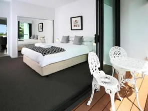 Views from Red Hill Modern and Spacious Split Level Executive 3BR Red Hill Apartment Close to CBD