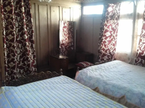 Houseboat Khan Palace