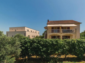 Stunning Apartment in Okrug Donji With 3 Bedrooms and Wifi
