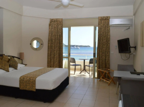 Chantilly's On The Bay