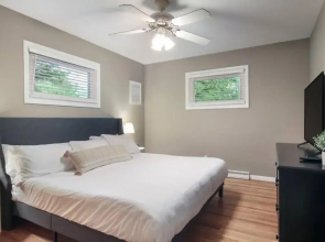 3 min to Beach, Game Room, Hot tub & Firepit