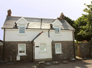 Modern Holiday Home in Lydstep With Fenced Garden