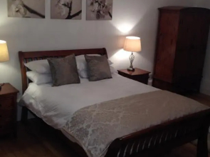 Queen Margaret Apartment - Botanic Gardens West End