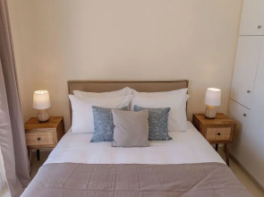 Phaedrus Living: Seaside Thalassa Cretan 202