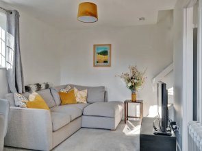 NEW Sleek & Spacious 1BD House With Garden Horsham