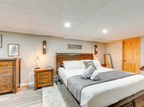 Pocono Lake House Hideaway: Hot Tub & Theater Room