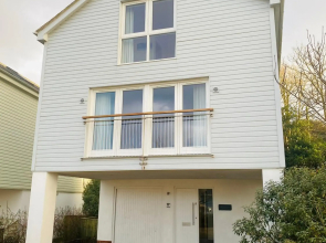 4 bed detached house - Freshwater