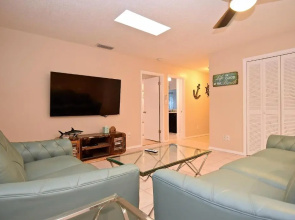 Crescent Street 1138 B, Walk to the beach, Pool, 1 Bedroom, Pet Friendly