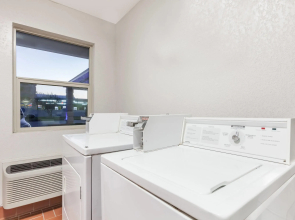 Super 8 by Wyndham Cleburne