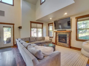 Suncadia Resort Townhome w/ Grill + Fireplace