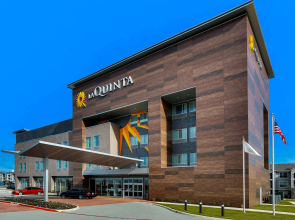La Quinta Inn & Suites by Wyndham DFW West-Glade Parks