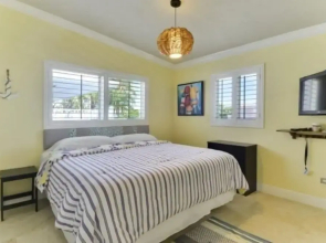 Beautifully Remodeled Roomy Single Family Stilt Home, 2 Bedroom Home by RedAwning