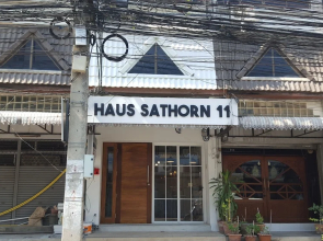 Haus Sathorn 11 Bed & Breakfast