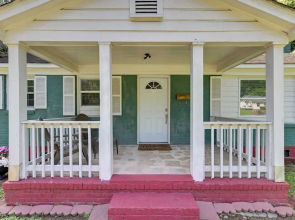 5 Mi to Uptown: Charlotte Hideaway w/ Yard