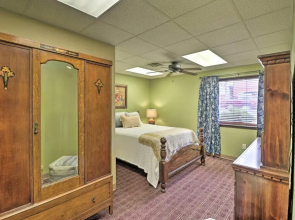 Roomy Multi-family Retreat in Dtwn Mountain Home!