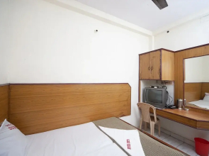 Spot On 38565 Hotel Surya