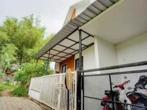 SPOT ON 90686 Griyapram Backpacker Syariah