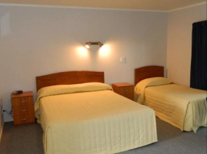 Oasis Motel & Holiday Park