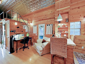 10202 Wommack Rd Cabin