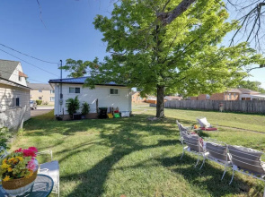 Large Private Yard: Home 14 Mi to Niagara Falls!